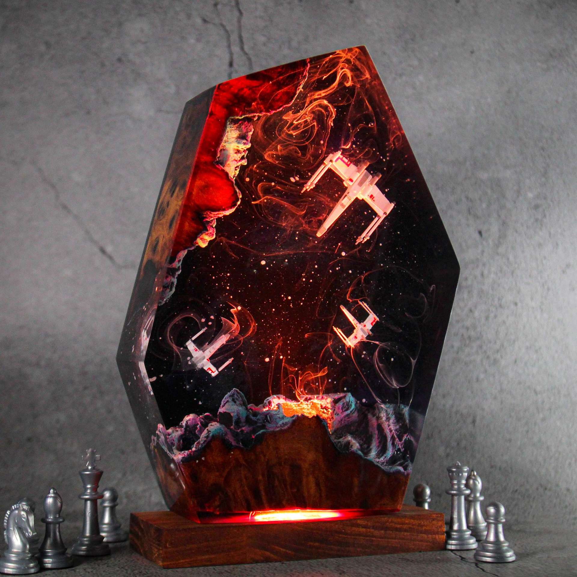 カスタマイズされたアイテム樹脂テーブルライト星間戦争サイエン - Resin Artist のレビューと価格