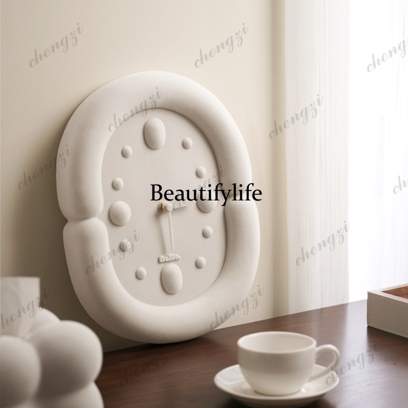 サイレント美的壁時計リビングルームデザイナーファッションアー - Resin Art Wall Clock のレビューと価格