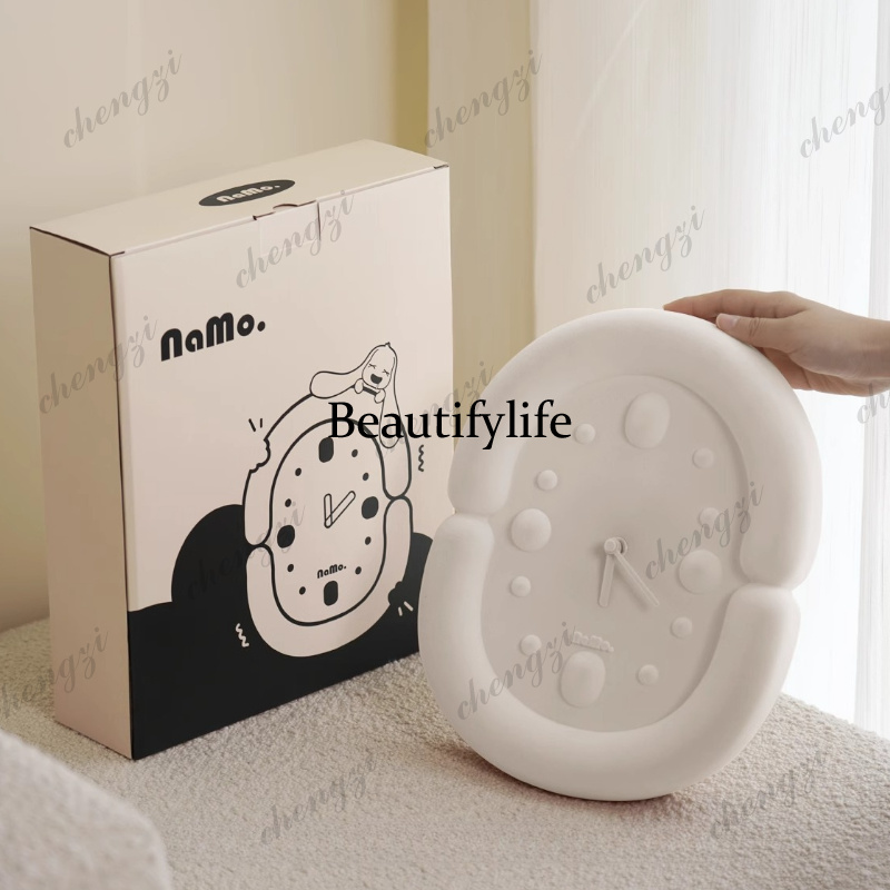 サイレント美的壁時計リビングルームデザイナーファッションアー - Resin Art Wall Clock のレビューと価格
